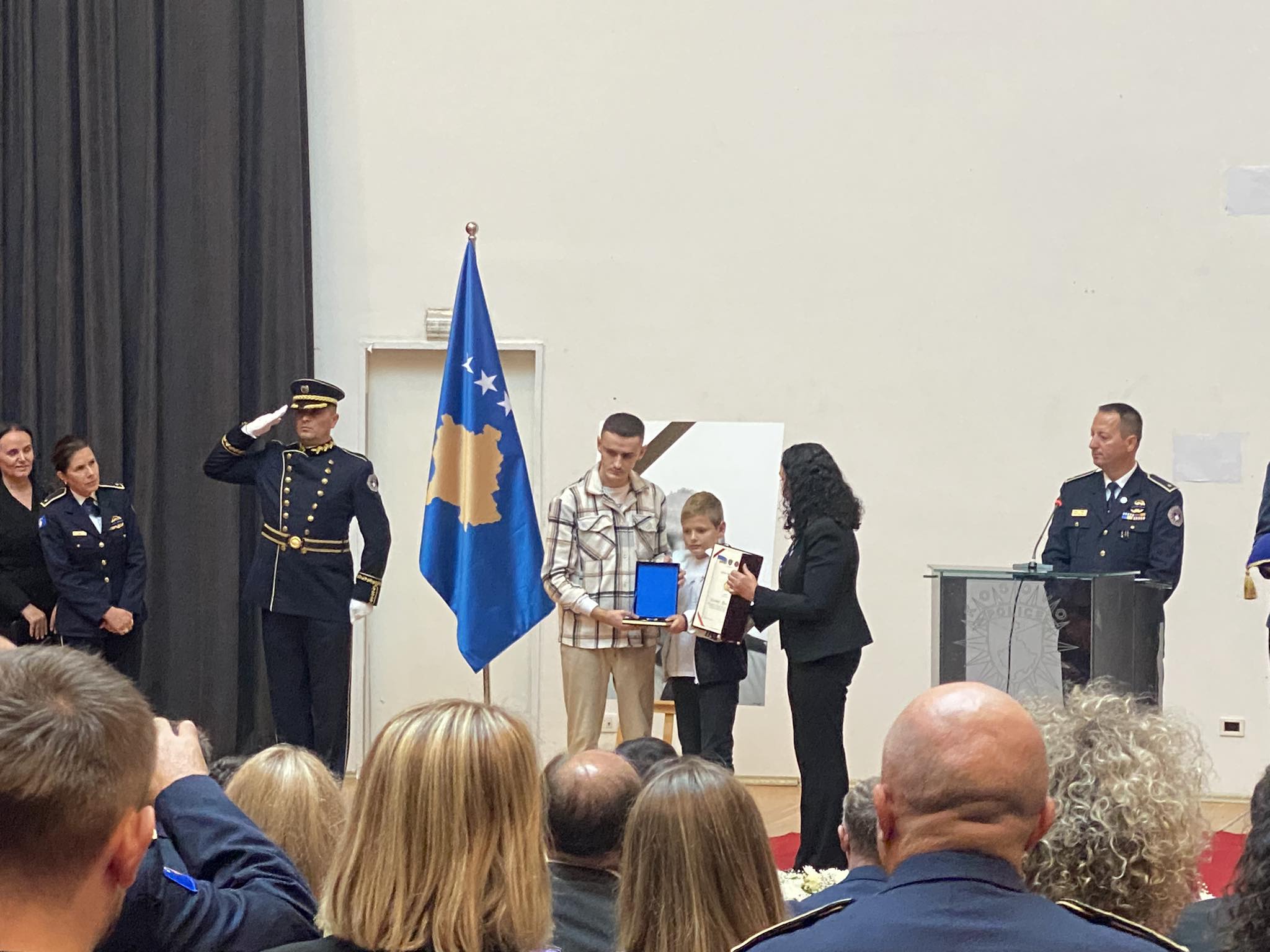 Rreshteri Afrim Bunjaku shpallet hero i Kosovës, nderimin e pranuan dy djemtë e tij nga Osmani