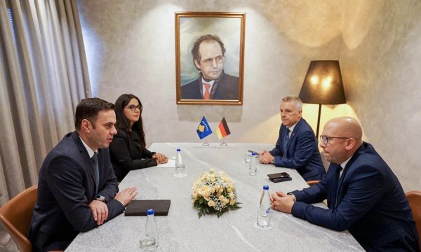 pas-kurtit,-sarrazin-e-rohde-shkojne-te-abdixhiku-–-ky-tregon-se-cka-folen