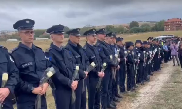 varrimi-i-policit-afrim-bunjaku,-hovenier-dhe-szunyog-ne-ceremoni-–-koleget-ne-rend-me-lule