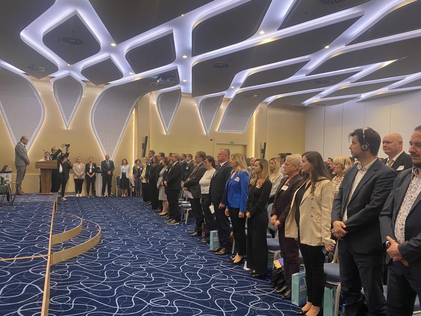 ne-nderim-te-policit-afrim-bunjaku,-konferenca-per-cilesine-ne-arsimit-nis-me-nje-minute-heshtje