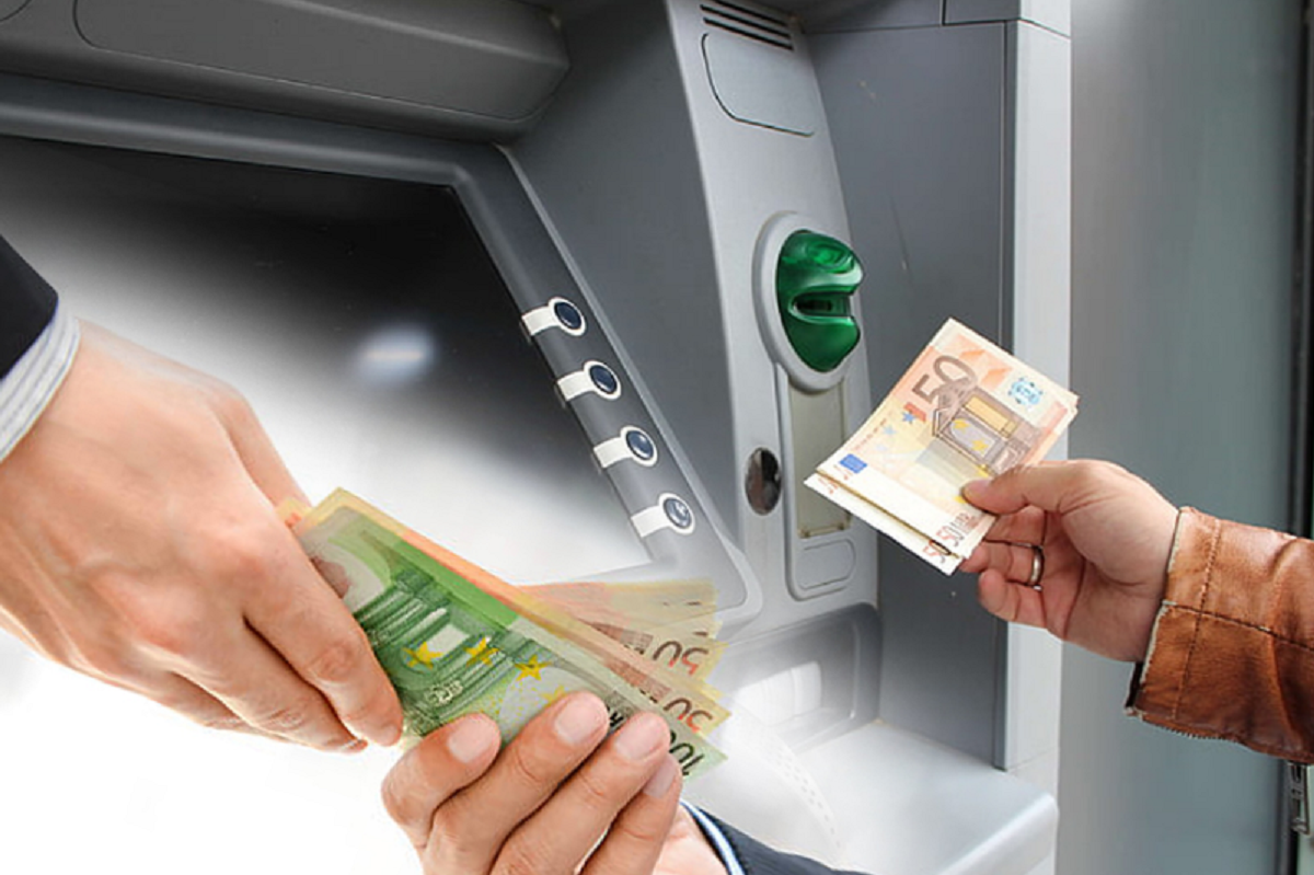 bankat-shtrenjtojne-normat-e-interesit-e-rrisin-fitimet-e-tyre