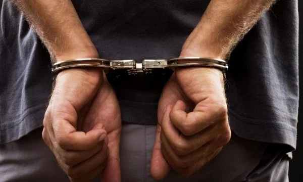 Arrestohet një i mitur në Vushtrri, i kërkoi para të bashkëmoshatarit nën kërcënimin e thikës