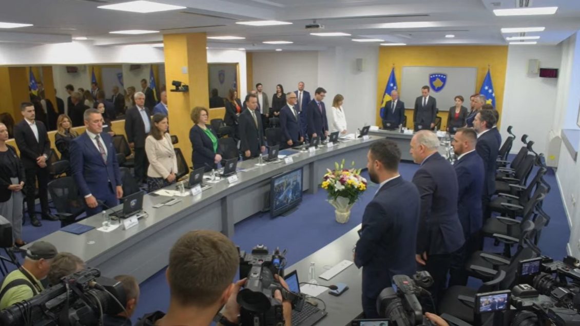 mbledhja-e-qeverise-se-kosoves-nis-me-nje-minute-heshtje-ne-nderim-te-policit-bunjaku