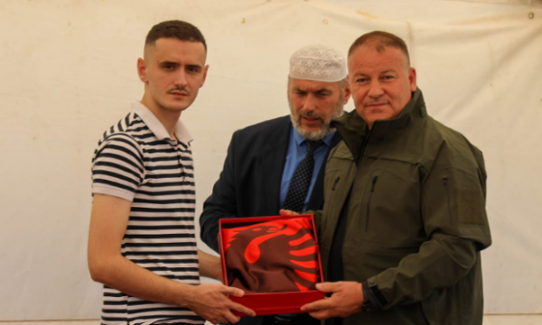 drejtori-i-policise-i-ndan-medaljen-“mburoje-e-policise”-familjes-se-rreshterit-afrim-bunjaku