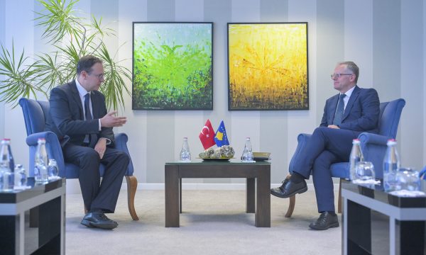 “turqia-e-mbeshtet-kosoven-pas-ketij-sulmi”,-bislimi-pret-ne-zyre-ambasadorin-turk
