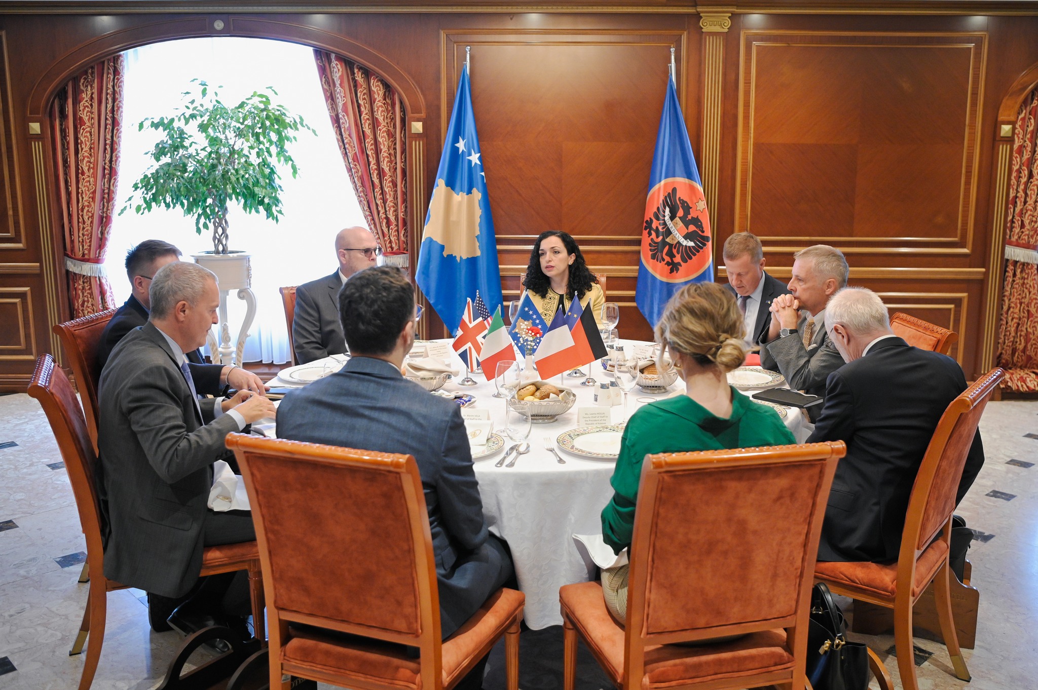 osmani-me-ambasadoret-e-quint-it-dhe-be-se:-duhet-te-kerkohet-llogaridhenie-nga-serbia