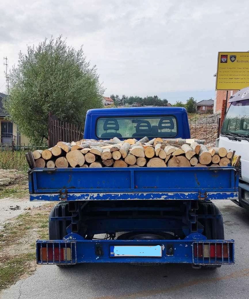 policia-ndalon-dy-kamion-qe-po-transportonin-dhe-shisnin-drunje-ilegalisht-ne-shtime