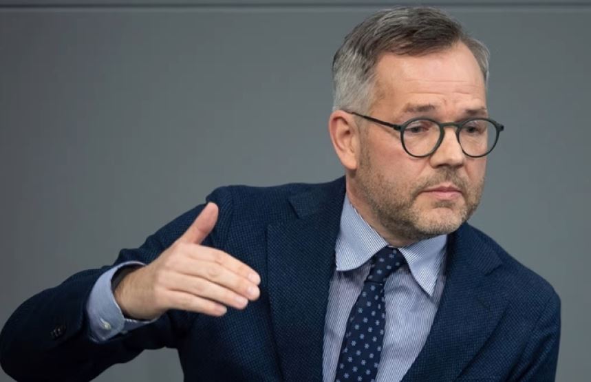 ushtria-serbe-afer-kufirit-te-kosoves,-ish-ministri-gjerman:-ku-dreqin-eshte-be-ja?