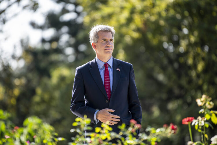 ambasadori-britanik-ne-beograd:-serbia-t’i-sjelle-pergjegjesit-para-drejtesise-–-shume-pyetje-ende-s’kane-pergjigje
