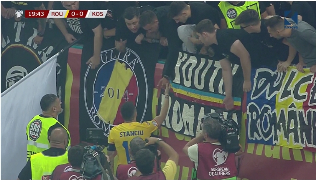 Ndërpritet ndeshja Rumani – Kosovë, tifozët rumunë e shfaqin banerin “Kosova është Serbi”