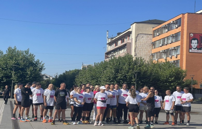 sot-mbahet-vrapimi-per-ndergjegjesimin-ndaj-kancerit-te-gjirit,-merr-pjese-perparim-rama-me-bashkeshorten