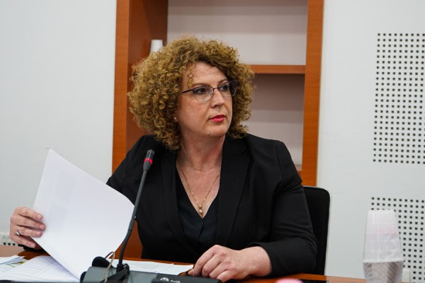 ministrja-hajdari-cak-i-vjedhjes,-hajni-i-futet-ne-banese-dhe-ia-‘avullon’-stolite-e-kartelat-bankare