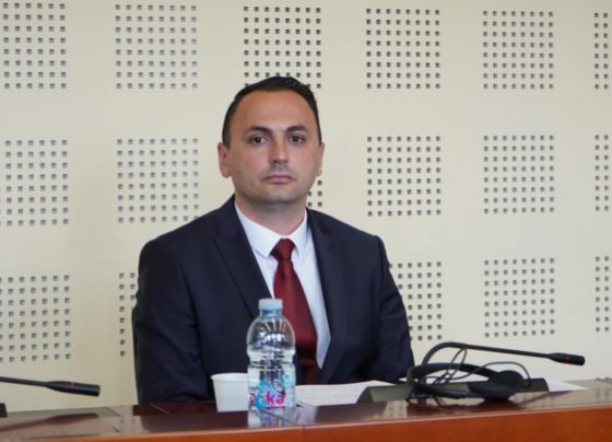 drejtori-i-aki’se-sot-raporton-ne-komisionin-per-mbikeqyrjen-e-ketij-institucioni