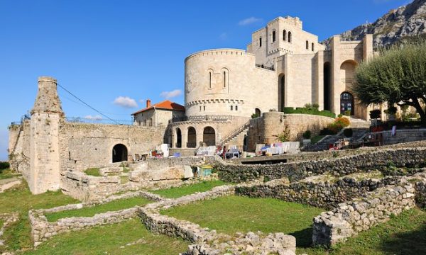 Rreth 4 milionë euro shpenzime për ekskursion në Shqipëri