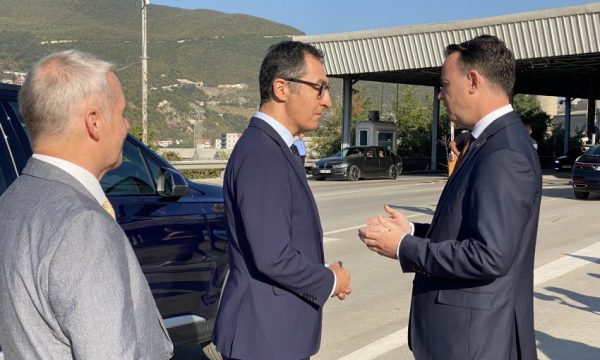ministri-gjerman-ne-kosove,-peci-del-e-pret-ne-piken-kufitare-ne-han-te-elezit