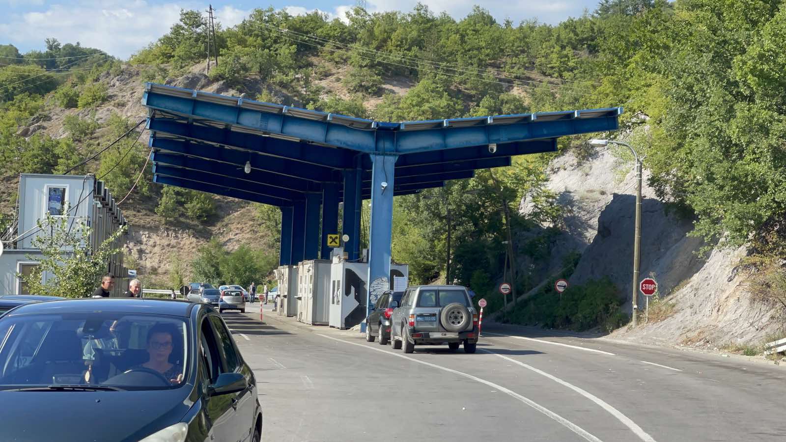 bernjaku-hapet-per-qarkullim,-jarinja-mbetet-e-mbyllur-per-hyrje-nga-serbi