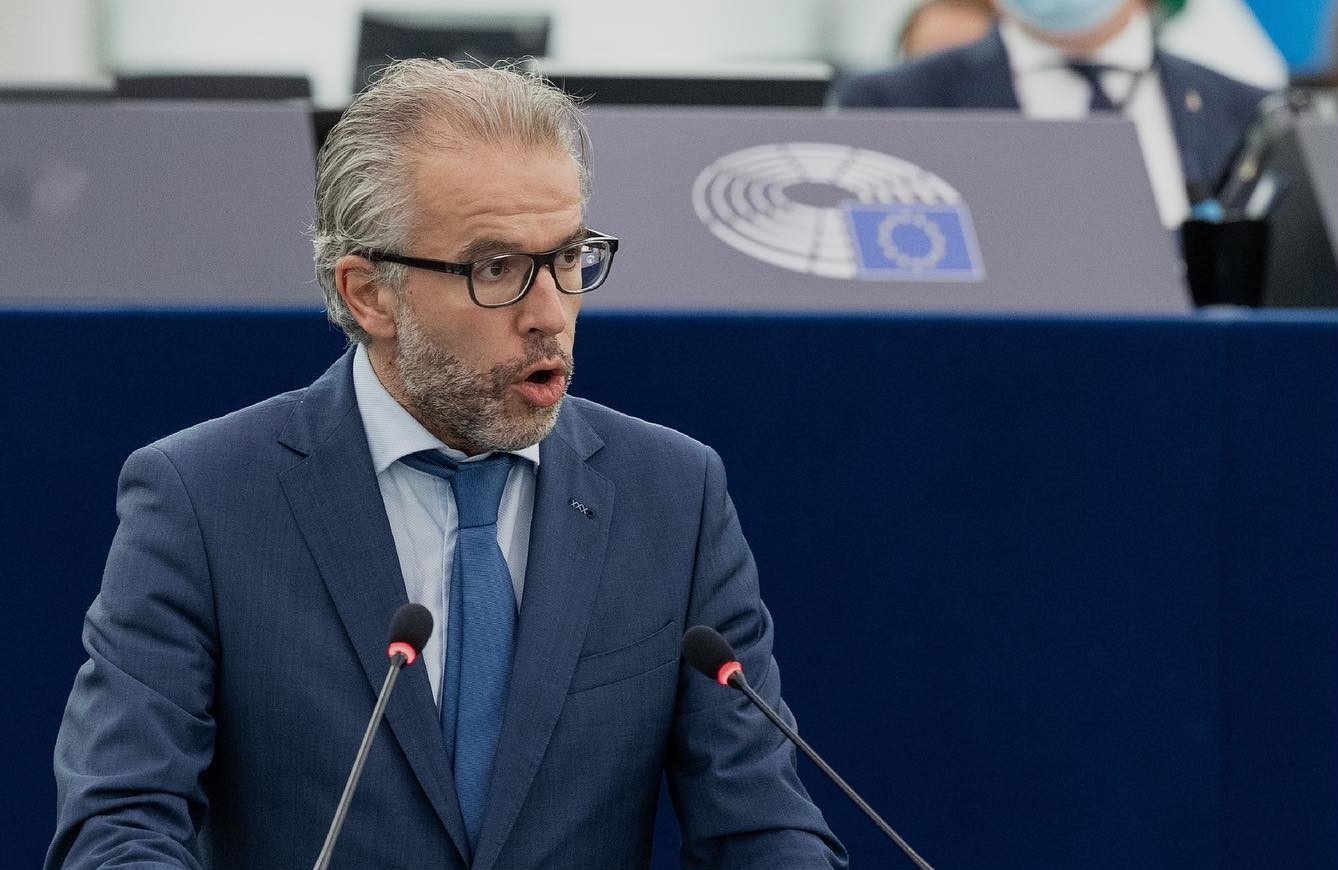 Eurodeputeti holandez: Vuçiq po luan me zjarrin, BE të vendos sanksione