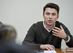 rrustemi-–-qunit:-e-ke-votuar-“zajednicen”-e-gjykaten-speciale,-e-tash-po-fol-per-patriotizem