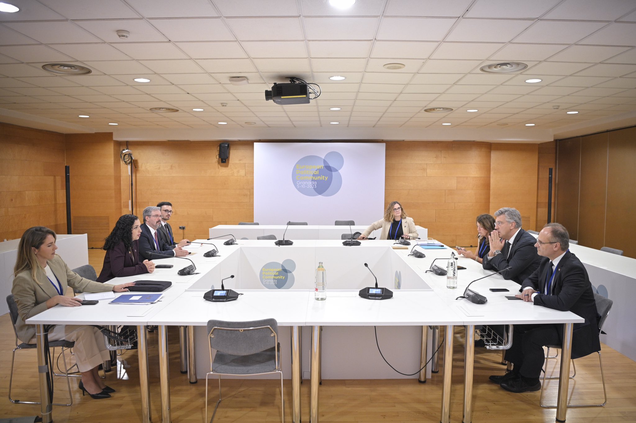 osmani-takohet-me-plenkoviqin,-e-informon-per-provat-e-agresionit-te-serbise-ne-veri