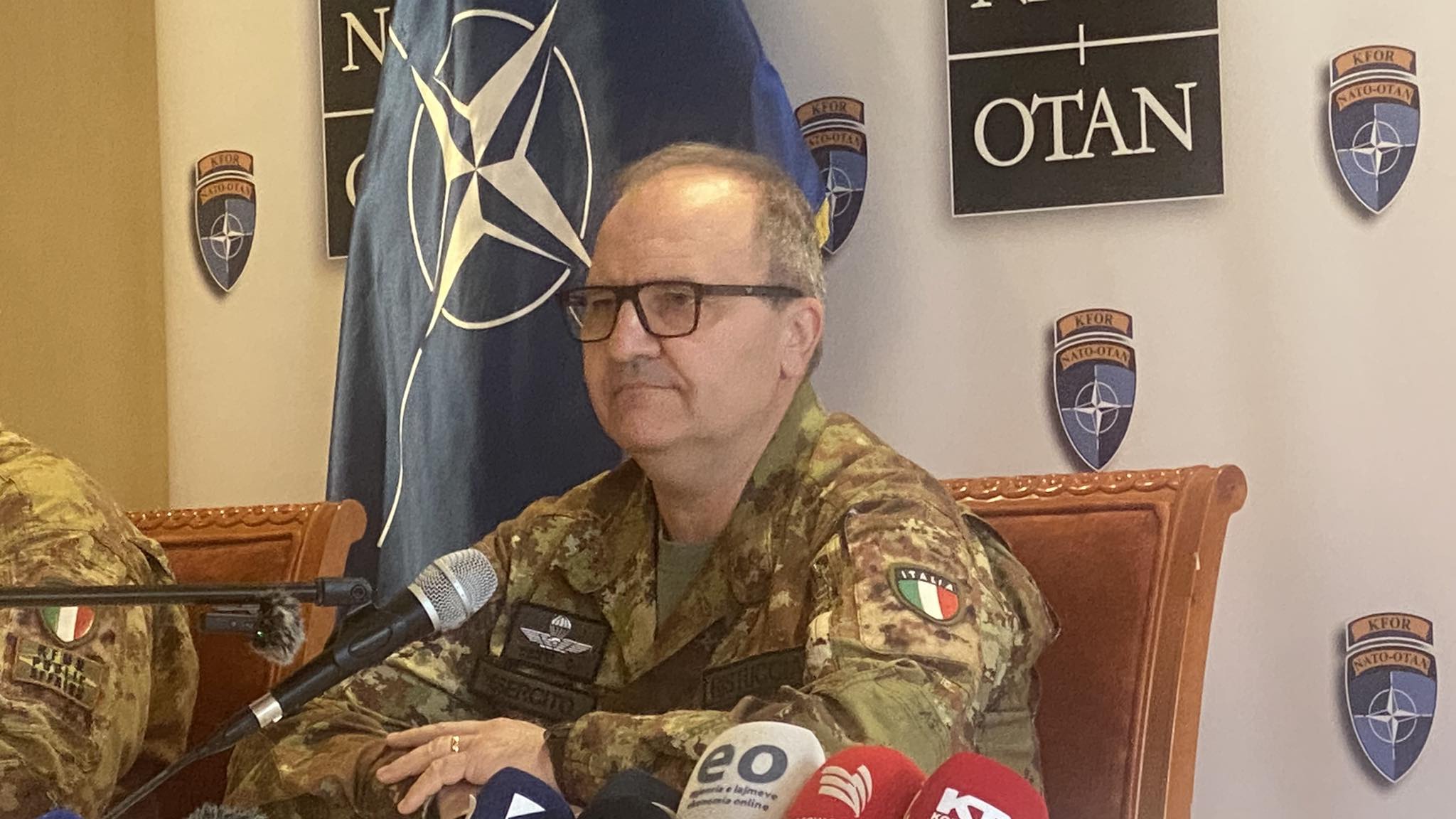 komandanti-i-kfor-it-paralajmeron-serish-shtim-te-trupave:-po-e-hetojme-sulmin-e-24-shtatorit