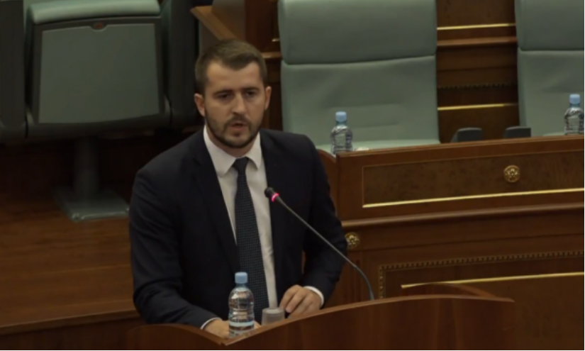 lushtaku-per-kurtin:-nje-kryeminister-qe-nuk-e-rrit-femijen-ne-kosove,-nuk-ka-ndjenje-te-pergjegjesise