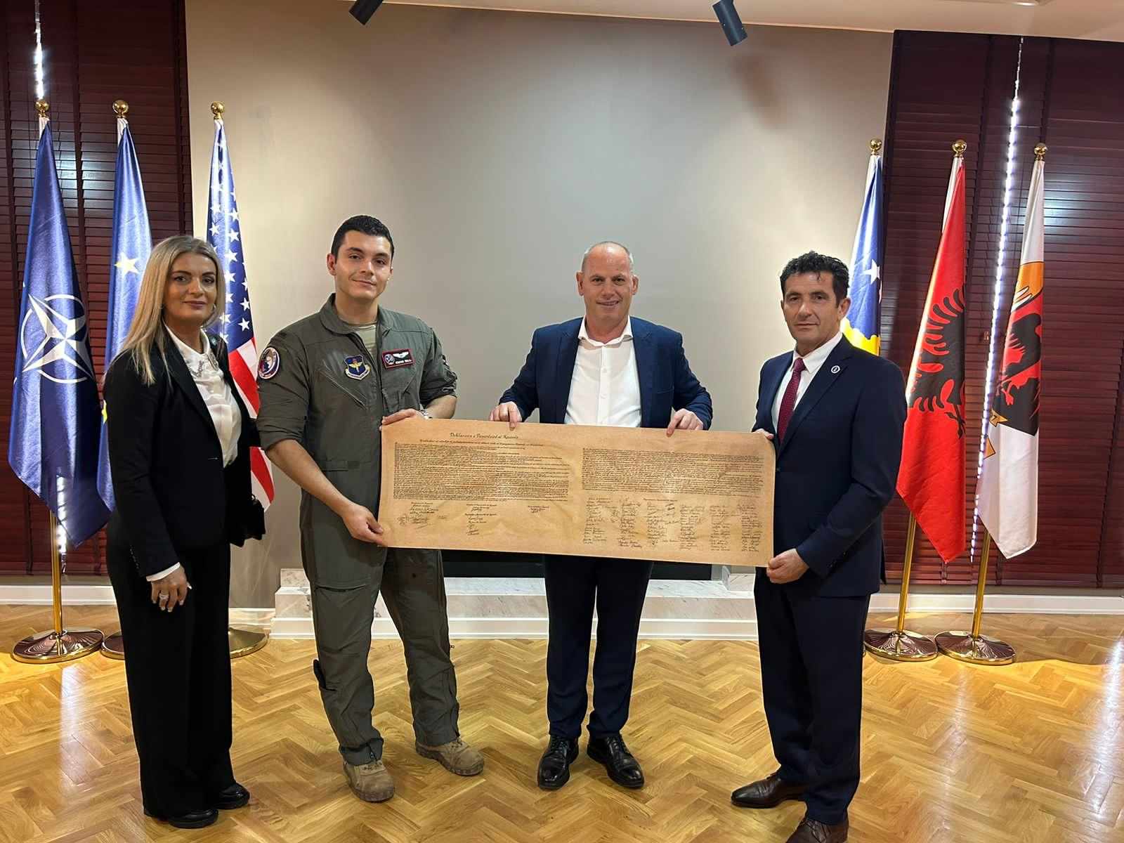 lladrovci-pret-veprimtarin-nga-amerika,-ismet-smajlin-me-te-birin-edmondin,-pilot-e-oficer-i-ushtrise-amerikane