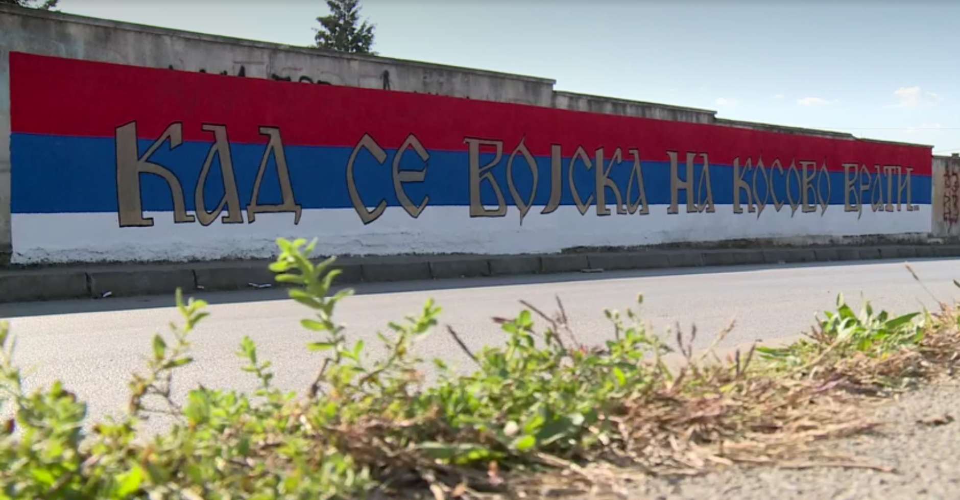 te-rinj-serbe-me-fanella-te-vuciqit,-shkruajne-grafite-“kur-ushtria-te-kthehet-ne-kosove”