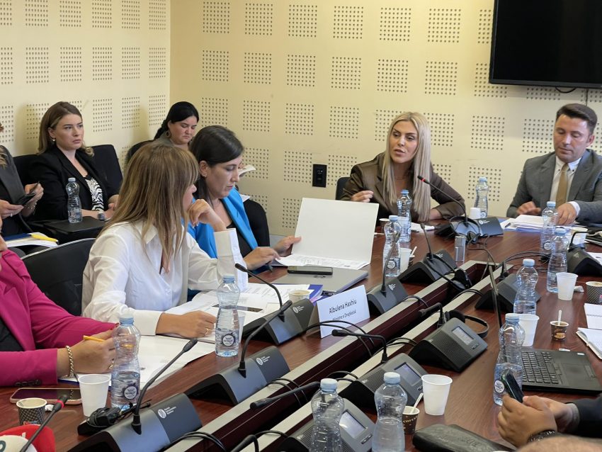 haxhiu-e-deliu-kodra-ballafaqohen-ne-komision,-ministrja-insiston-ne-kthim-te-mjeteve,-deputetja-e-bindur-se-u-pagua-drejte