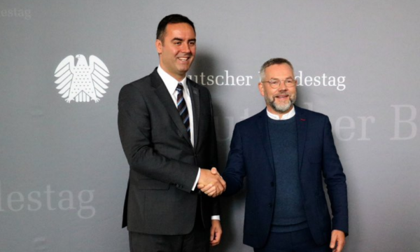 vizita-ne-gjermani,-konjufca-takon-deputetin-roth,-flasin-per-zhvillimet-e-fundit-te-sigurise
