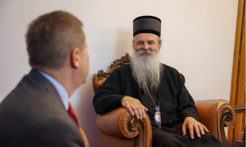Shefi i zyrës së BE-së takon Teodosijen, i thotë se Kisha mund të luajë rol në pajtim