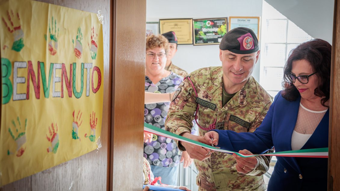 Kontingjenti italian dhuron pajisje për personat me aftësi të kufizuara në një shkollë në Rahovec