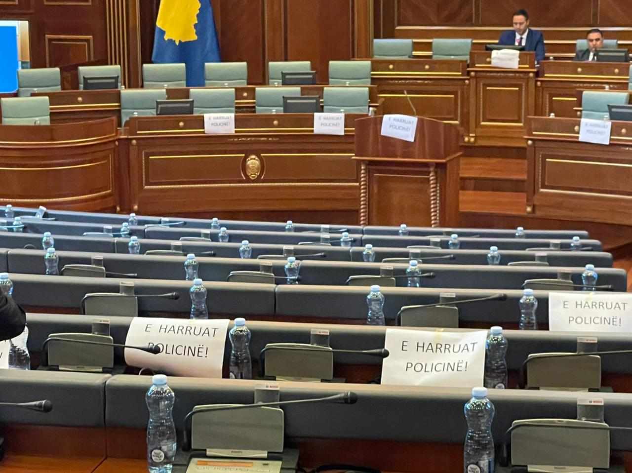 deputetet-e-aak-se-me-aksion-simbolik-ne-kuvend-kritikojne-qeverine:-e-harruat-policine