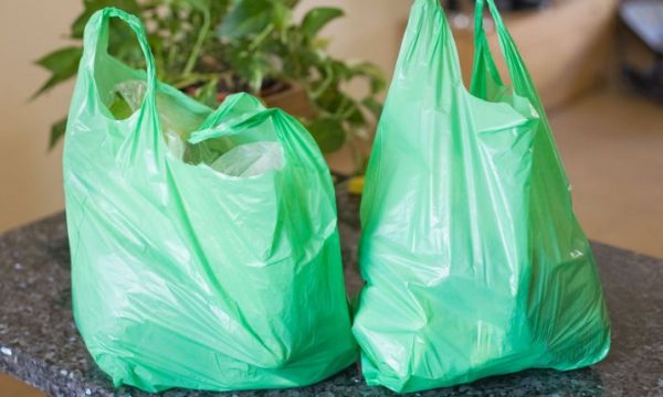 behen-me-pagese-qeset-e-plastikes,-marketet-kosovare-aplikojne-tarifen-5-cent