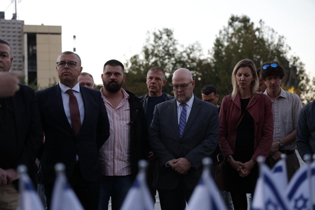ne-kosove-ndizen-qirinj-per-viktimat-izraelite,-marrin-pjese-edhe-nga-ambasada-amerikane