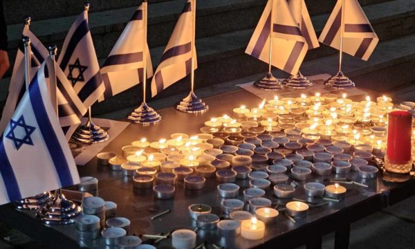 ambasadorja-e-izraelit-falenderon-kosovaret-qe-ndezen-qirinj-per-qytetaret-e-vrare-nga-hamasi
