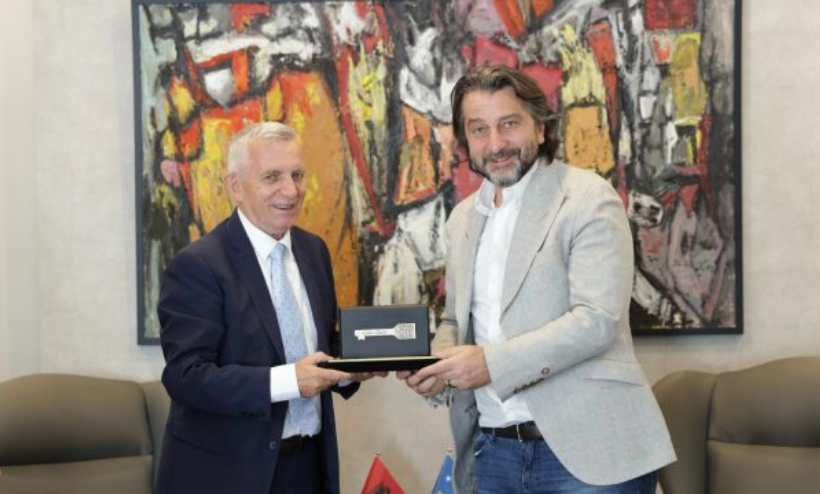 perparim-rama-i-dhuron-“celesin-e-qytetit”-ambasadorit-qemal-minxhozi