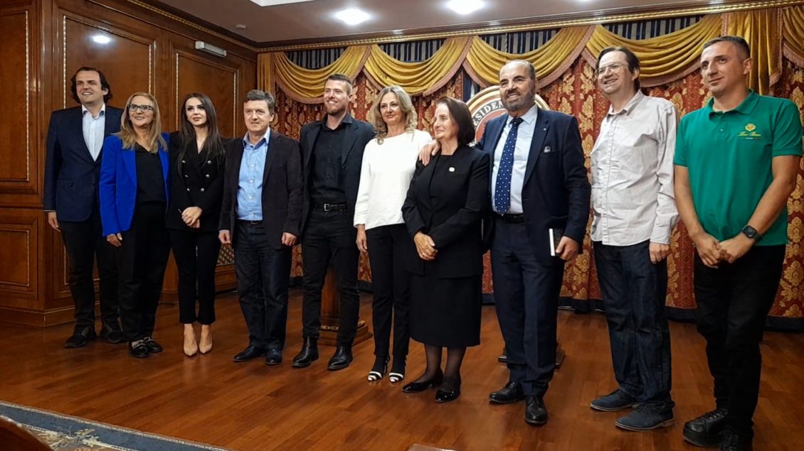 familja-e-adem-demacit-takohet-me-familjen-e-ish-presidentit-ibrahim-rugova