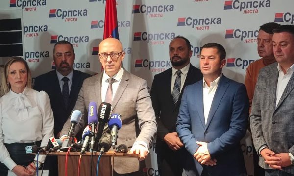 pasi-vuciq-ua-dha-driten-e-gjelber,-lista-serbe-thote-se-eshte-gati-te-marre-pjese-ne-zgjedhjet-ne-veri