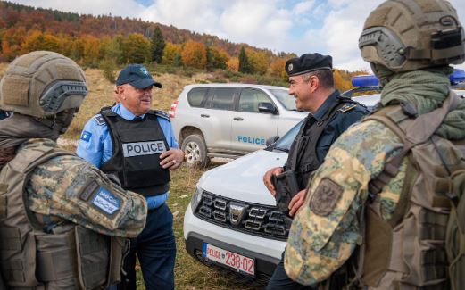 kfor-i-bashke-me-policine-e-kosoves-patrullon-per-sigurine-e-kufijve