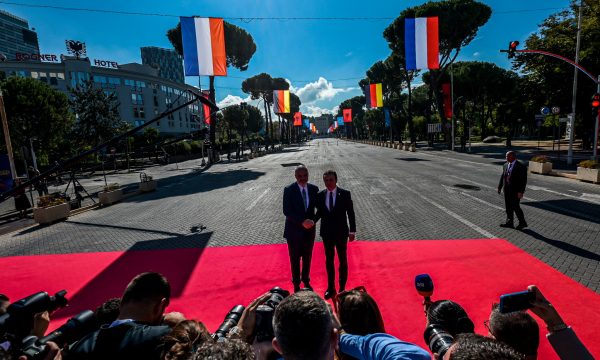 pritja-e-lidereve-para-fillimit-te-samitit-te-berlinit,-kurti-publikon-fotografite-me-edi-ramen
