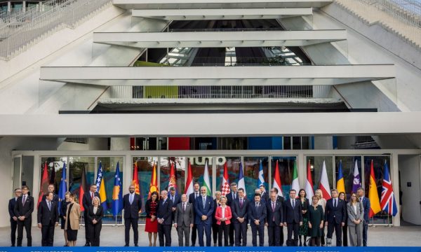 scholz-publikon-fotografine-familjare-te-samitit,-kryeministrja-serbe-s’eshte-aty