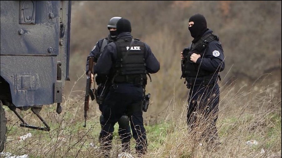 arme-e-municione-gjenden-ne-nje-fshat-te-vushtrrise,-policia-jep-detaje-te-tjera