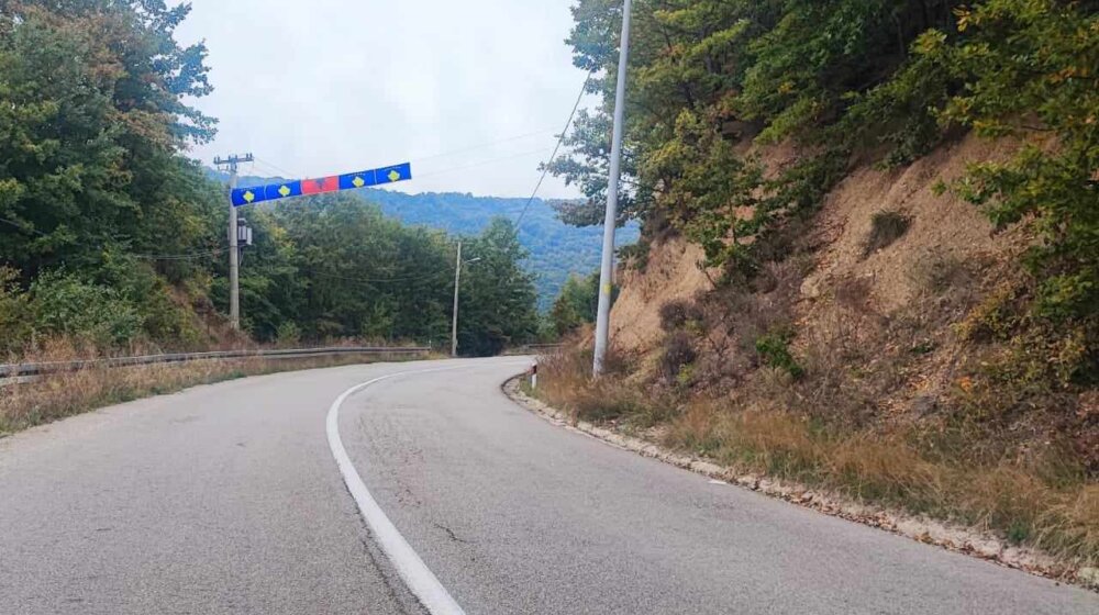 flamujt-e-kosoves-dhe-shqiperise-vendosen-prane-fshatit-banje-te-zubin-potokut