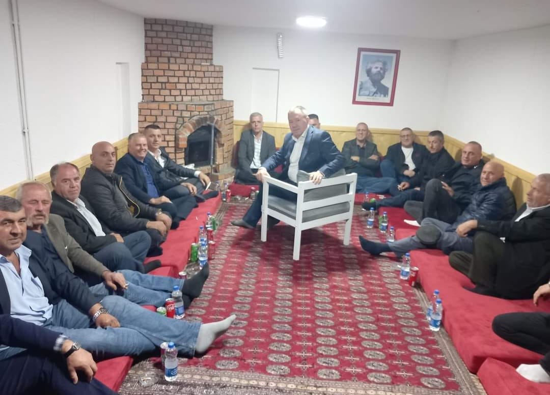 klinaku-me-bashkeluftetare-viziton-gucatin-pas-lirimit-nga-burgu