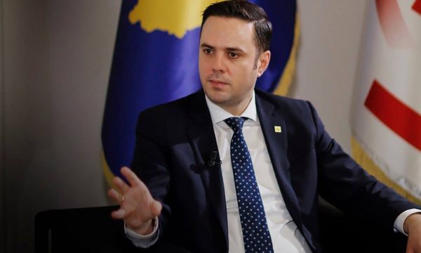 abdixhiku-me-kritika-te-ashpra-per-donika-gervallen:-jane-te-padijshem
