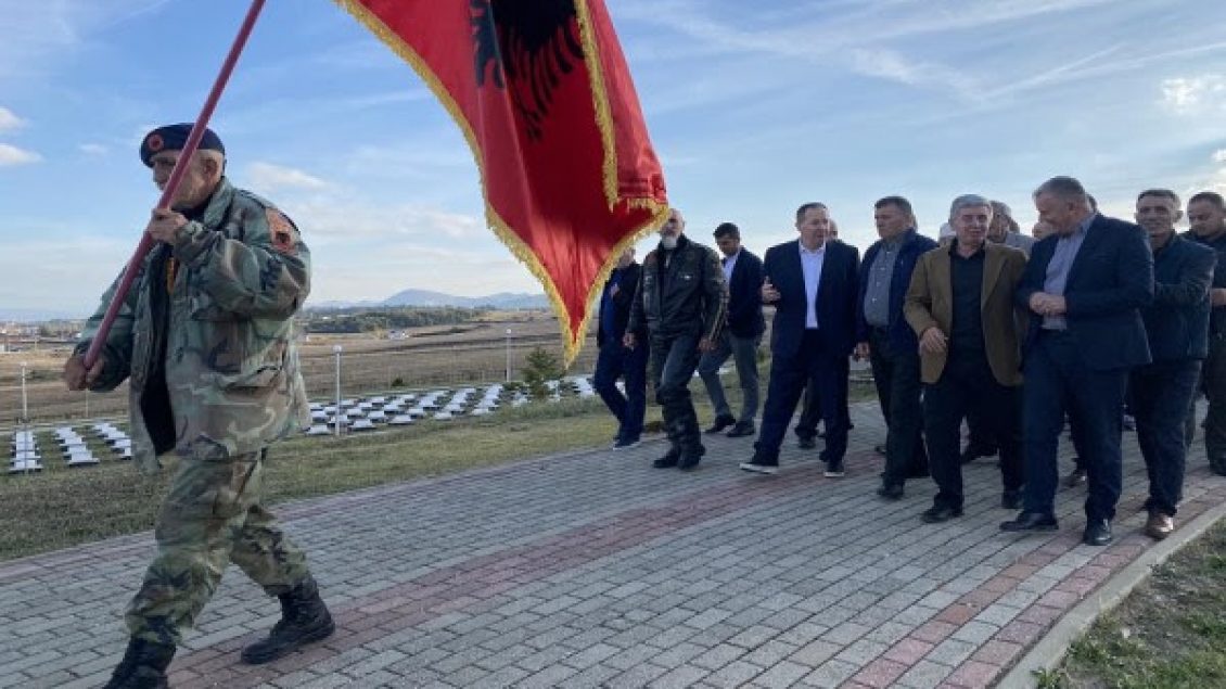 gucati-ben-homazhe-ne-marine-dhe-te-varrezat-e-familjes-jashari-ne-prekaz