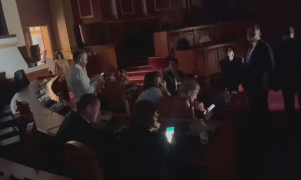 mes-territ-e-kaosit,-deputetet-e-pd-‘ngujohen’-ne-kuvend-me-kengen-e-adem-jasharit-(video)