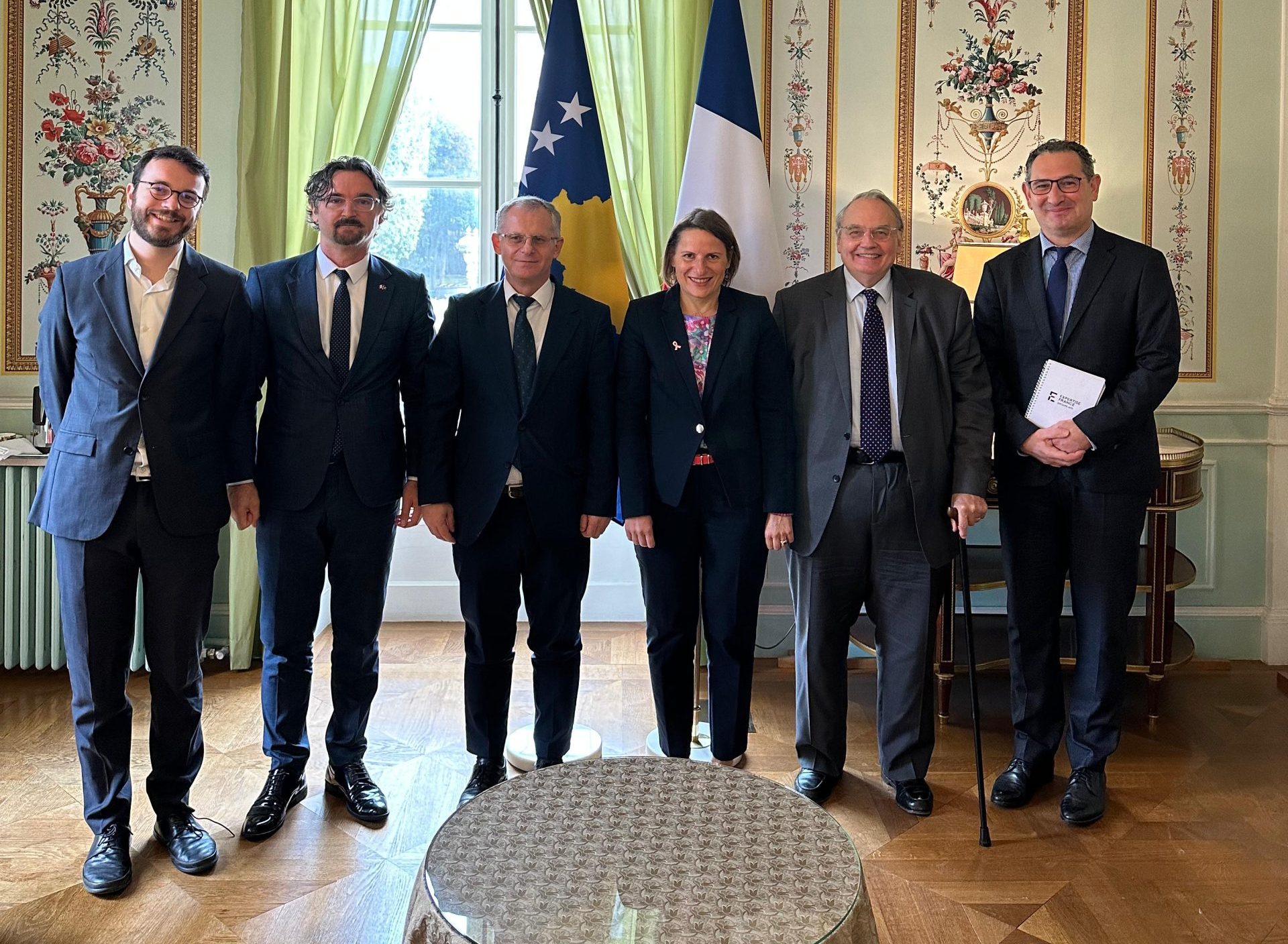 bislimi-takohet-me-tre zyrtare-franceze:-biseduam-per-“dialogun-dhe-sulmin-terrorist”