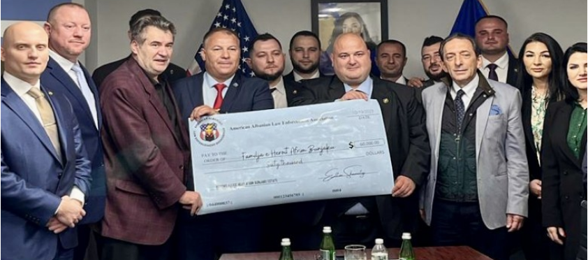 policet-shqiptare-ne-amerike-dhurojne-60-mije-dollare-per-familjen-e-heroit,-afrim-bunjaku