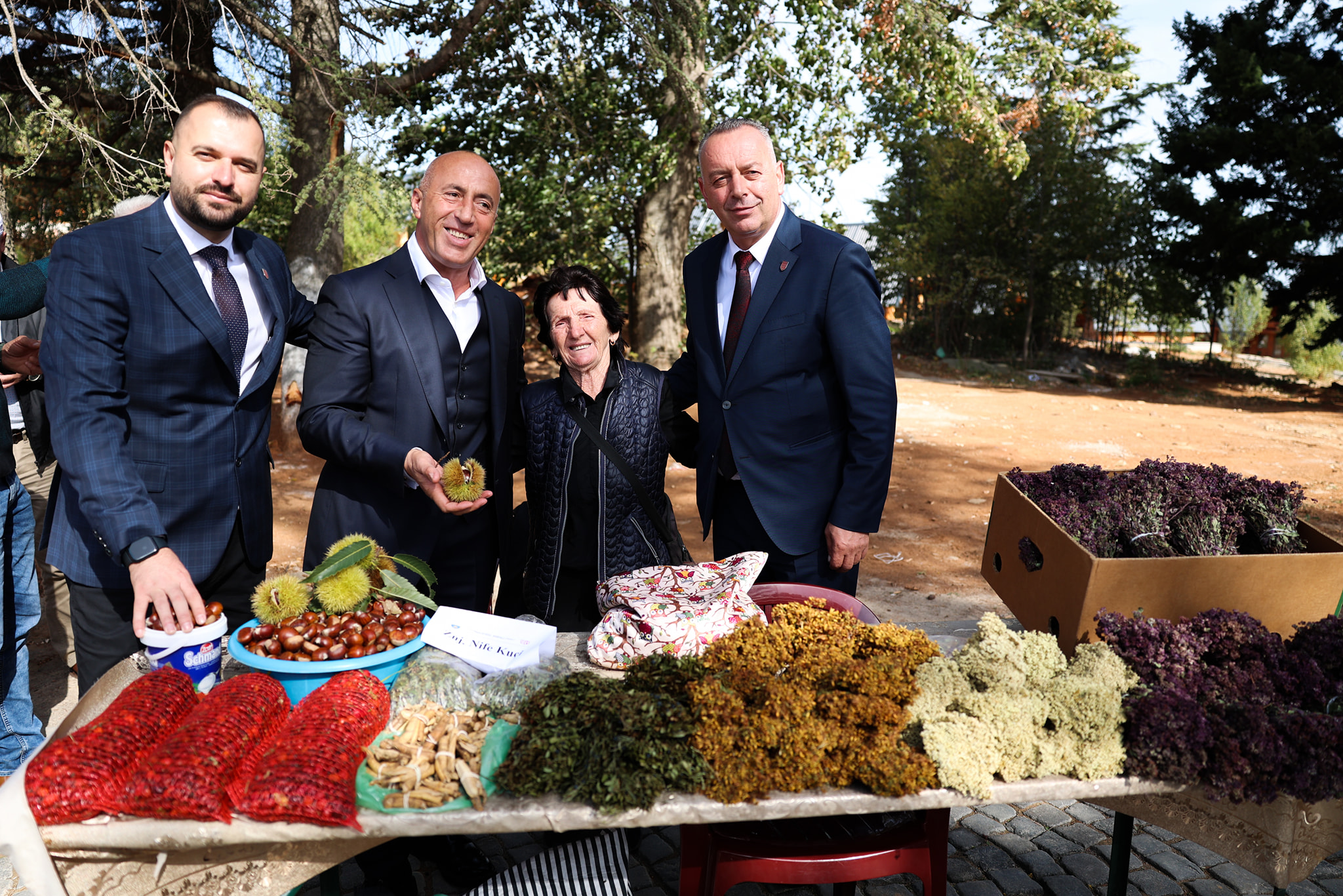 Haradinaj viziton Deçanin në festën tradicionale “Dita e Gështenjës”